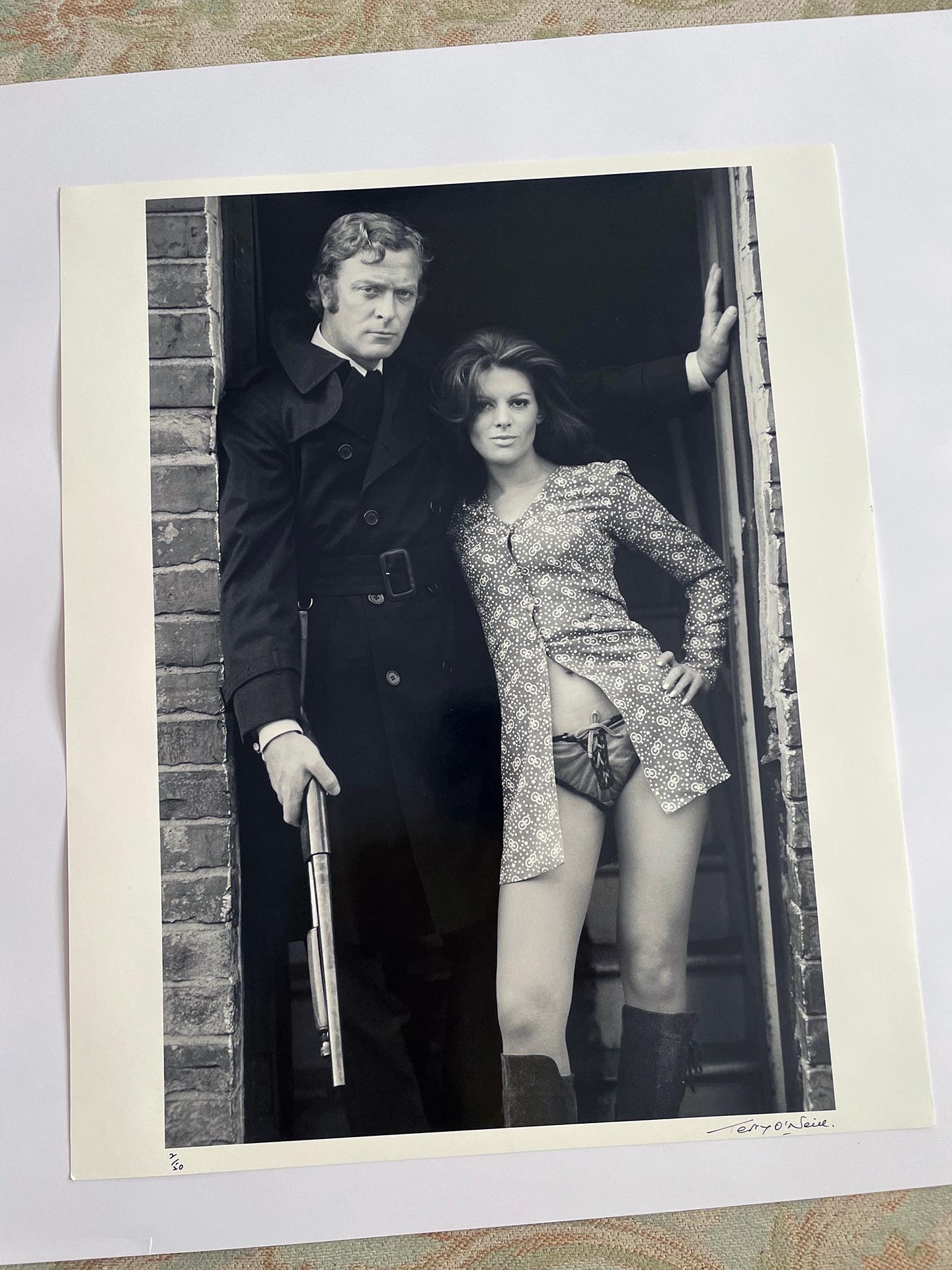 Michael Caine y Geraldine Moffat en el rodaje de Get Carter, 1971 Fotografía b/n - Photograph Contemporáneo de Terry O'Neill