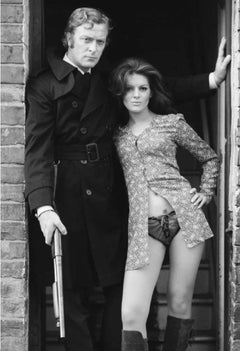 Michael Caines e Geraldine Moffat durante le riprese di Get Carter, 1971, fotografia in b/n