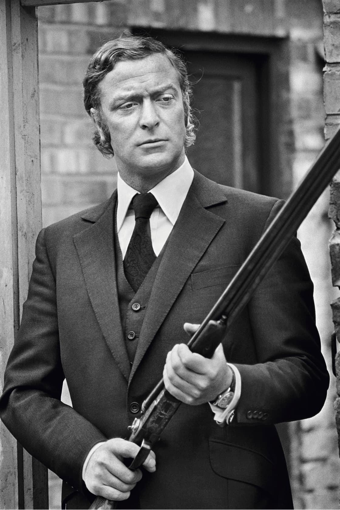 Terry O'Neill Black and White Photograph – Michael Caine (Signiert)