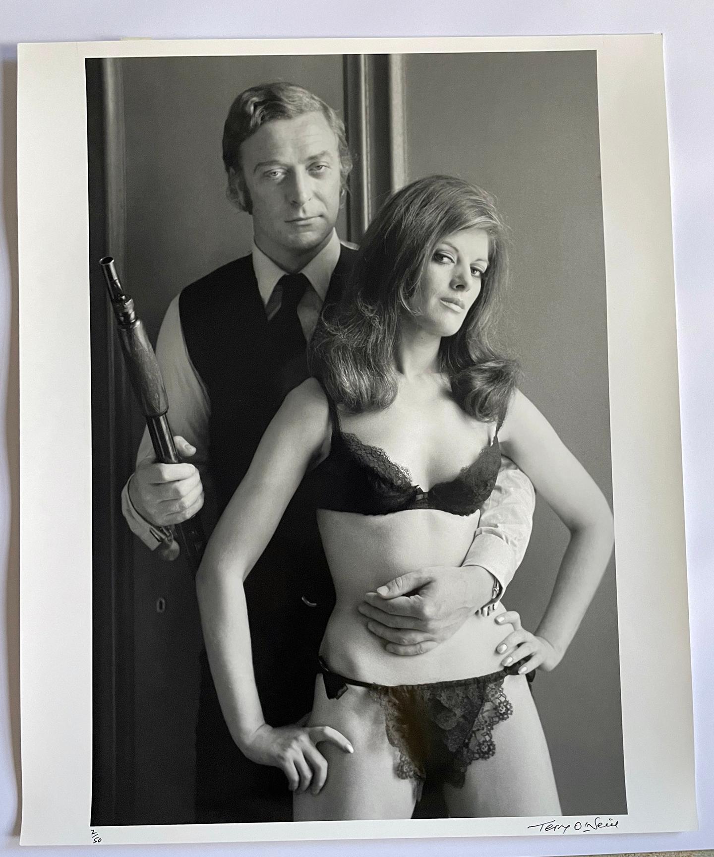 Michael Caines mentre gira Get Carter Stampa fotografica in bianco e nero LIFETIME - Photograph di Terry O'Neill