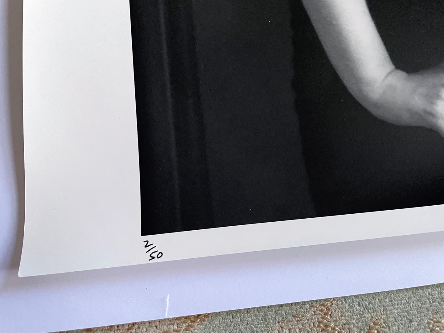 Terry O'Neill CBE è uno dei fotografi più collezionati al mondo, con opere esposte in gallerie d'arte nazionali e collezioni private in tutto il mondo. Dai presidenti alle pop star, ha fotografato in prima linea la fama per oltre sei decenni.