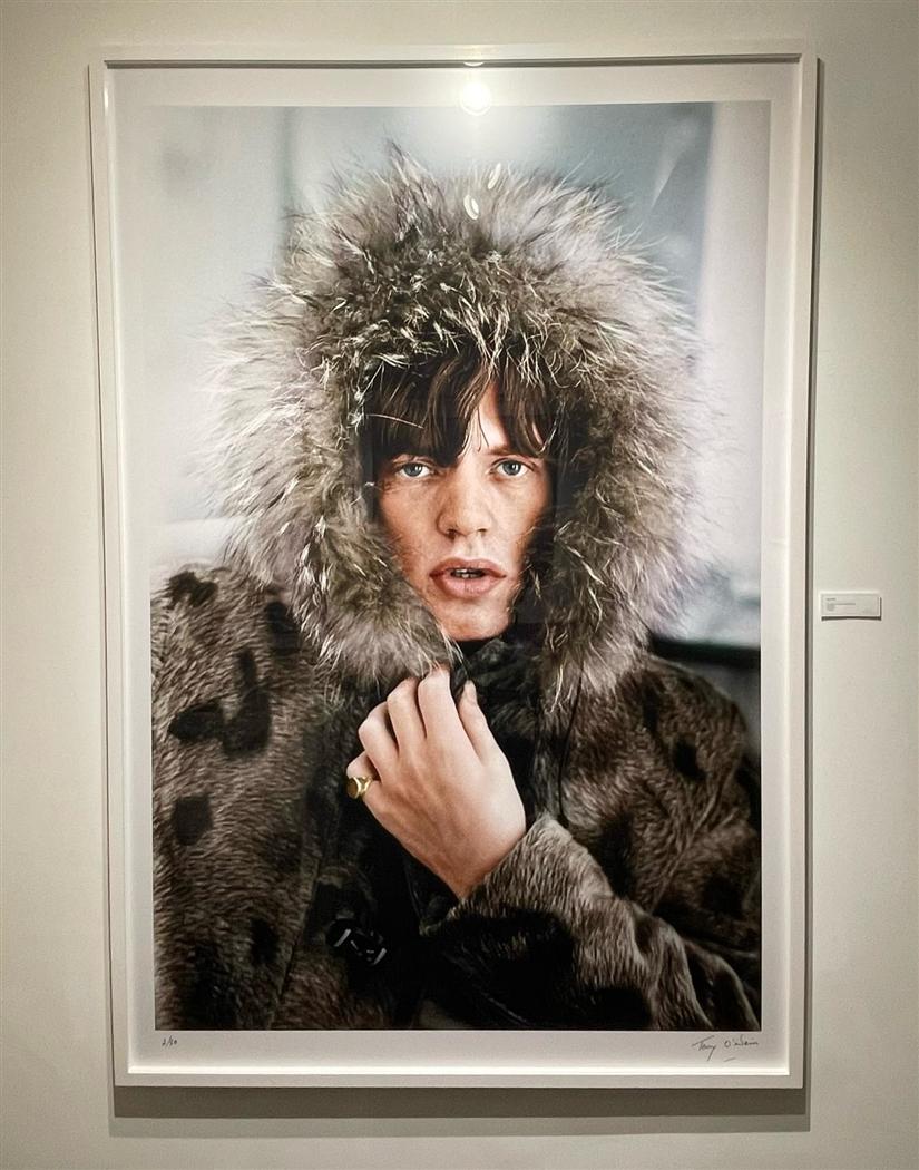 Mick Jagger in einem Pelz Parka (Colourised) (Posthumous Estate-Stamped) – Photograph von Terry O'Neill