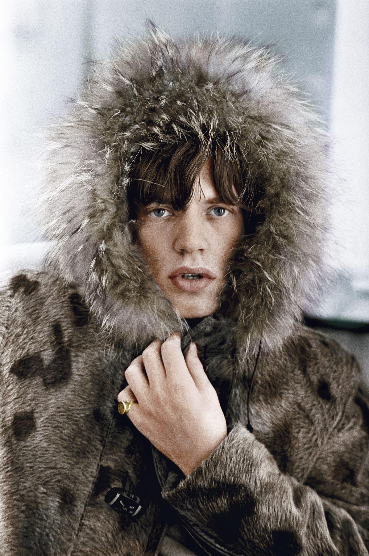 Terry O'Neill Portrait Photograph – Mick Jagger in einem Pelz Parka (Colourised) (Posthumous Estate-Stamped)