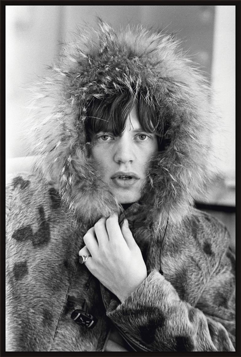 Mick Jagger in einem Pelz Parka (Signiert) – Photograph von Terry O'Neill
