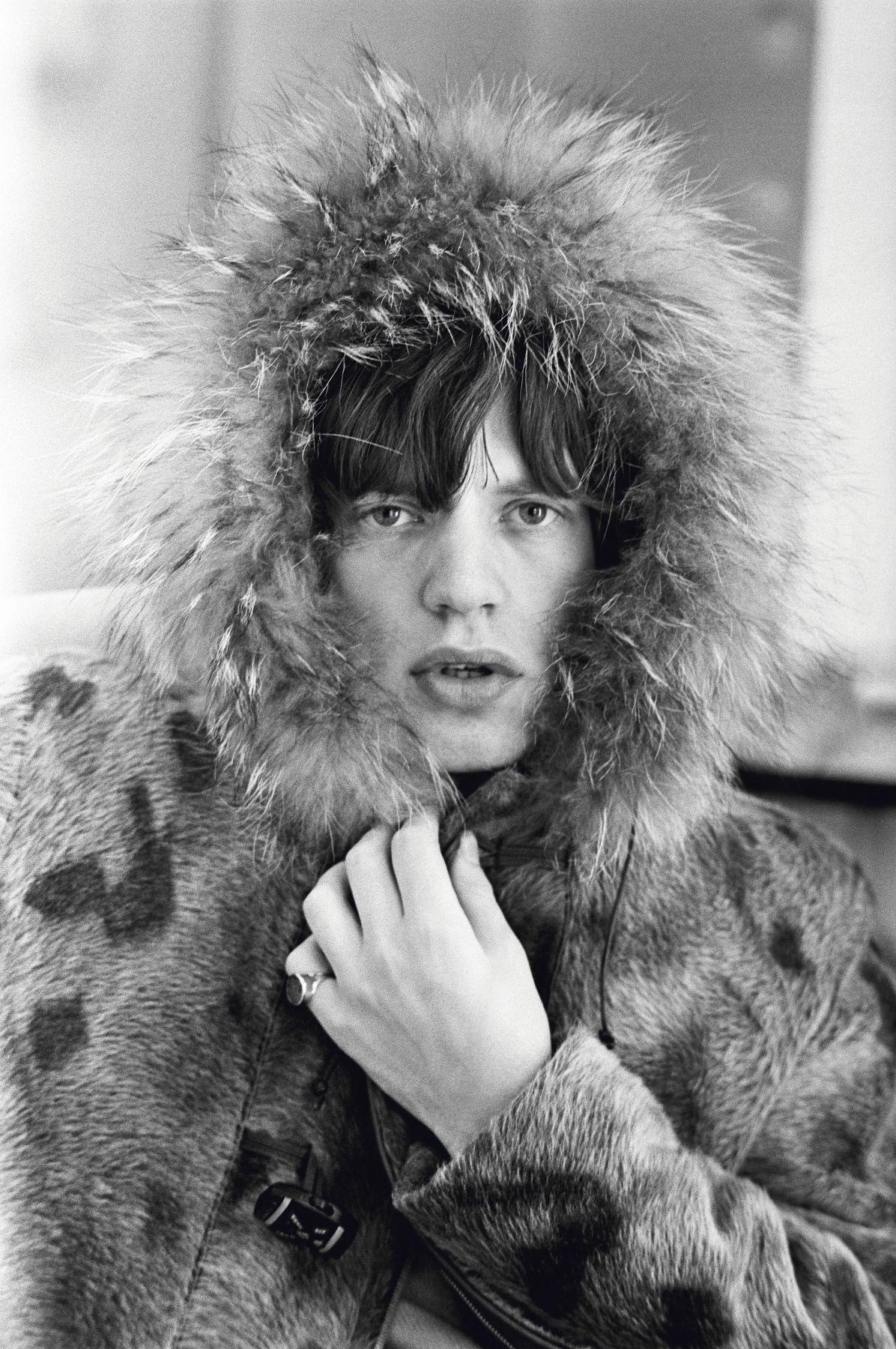 Terry O'Neill Portrait Photograph – Mick Jagger in einem Pelz Parka (Signiert)