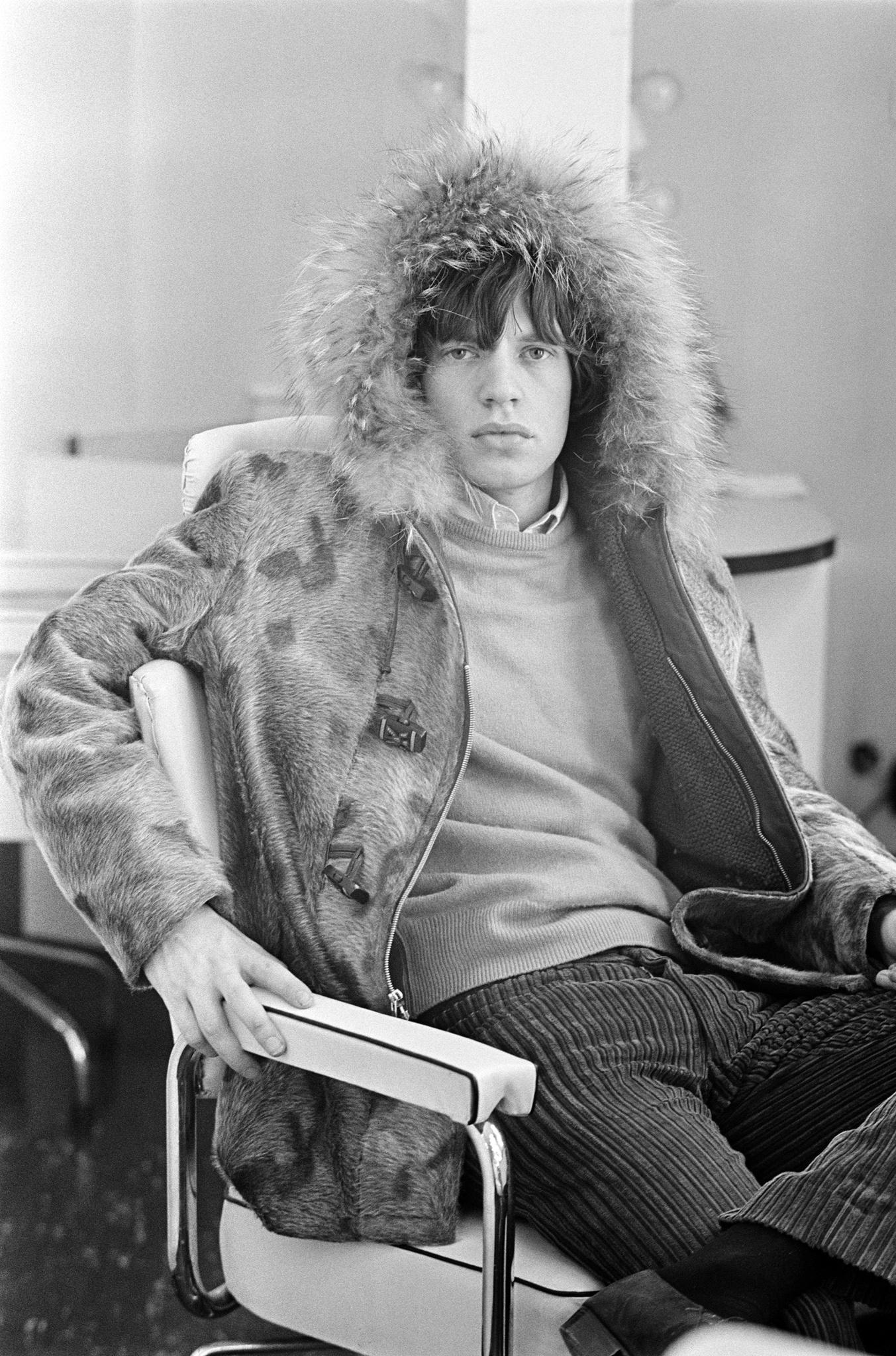 Mick Jagger in seiner Garderobe, 1964 - Terry O'Neill (Porträtfotografie)
Signiert und nummeriert
Digitaler C-Typ-Druck

Erhältlich in den folgenden Größen:
12 x 16 Zoll, Auflage: 50 + 10 APs
16 x 20 Zoll, Auflage: 50 + 10 APs
20 x 24 Zoll, Auflage: