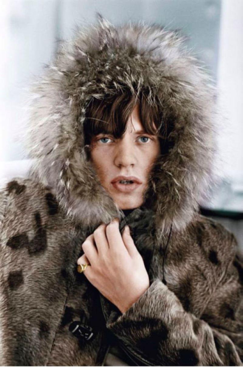 Terry O'Neill Color Photograph – Mick Jagger in Parka-Farbe, farbig  Porträt eines Rockstars mit Pelzmantel im Winter