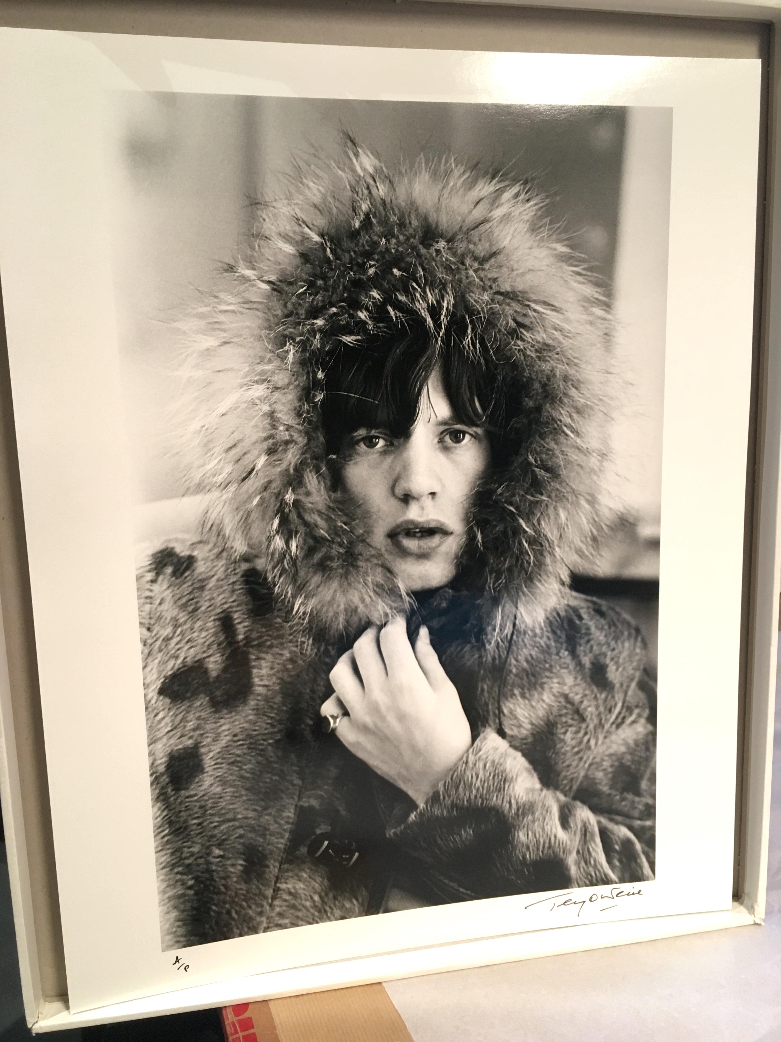 Mick Jagger Parka von Terry O'Neill, signierter Probedruck in limitierter Auflage von Künstler im Angebot 1