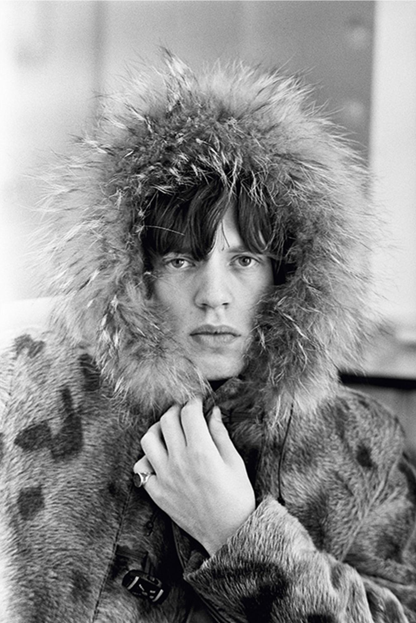 Signierter Fotodruck in limitierter Auflage des Rolling-Stones-Sängers Mick Jagger, der in einem Pelzparka mit pelzbesetzter Kapuze posiert, 1964, von Terry O'Neill

Signierter Druck in limitierter Auflage "Lifetime" - 16x20" 

Silbergelatineabzug.