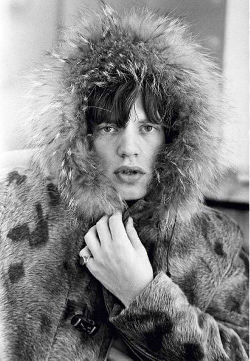 Terry O'Neill Black and White Photograph – Mick Jagger – der Rockstar im Schnee in einem Pelzmantel