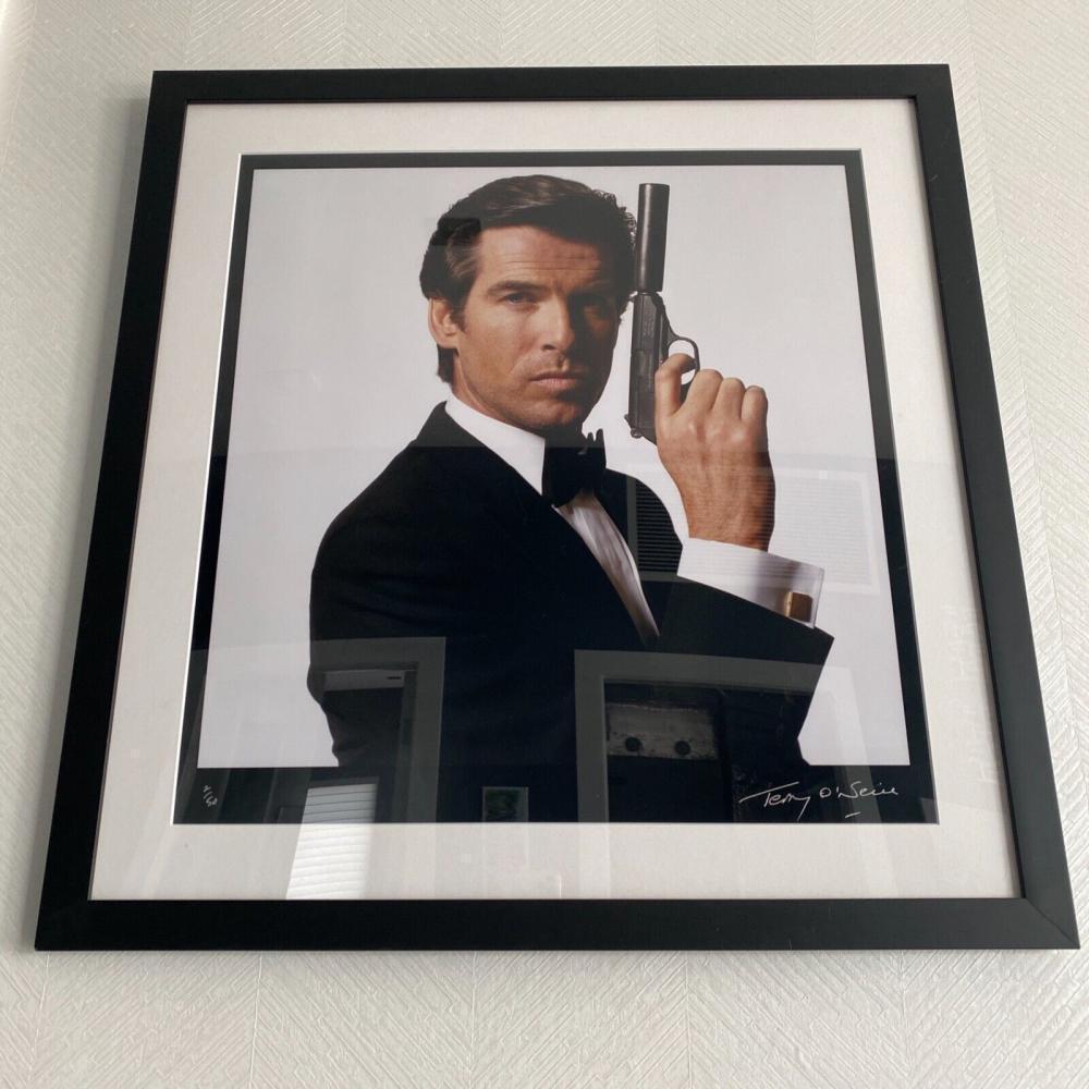 James Bond Goldeneye von Pierce Brosnan – Photograph von Terry O'Neill