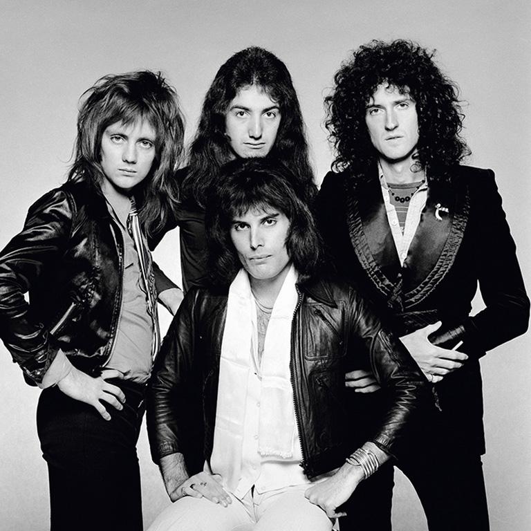 Grupo de rock británico Queen, 1975. En el sentido de las agujas del reloj, desde delante, el cantante Freddie Mercury, el batería Roger Taylor, el bajista John Deacon y el guitarrista Brian May.

Tamaño del papel:   16 H  x  20 W pulgadas
Matted