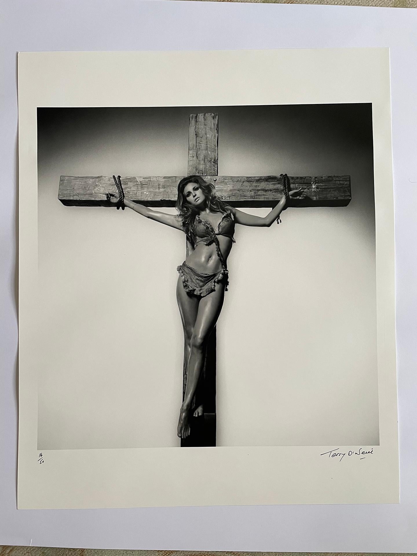 Raquel Welch, photographie LIFETIME argent gelatin b/w, 1966 - Photograph de Terry O'Neill