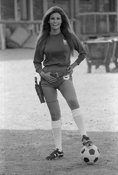 Raquel Welch, 1971 (Terry O'Neill - Black and White Photography)