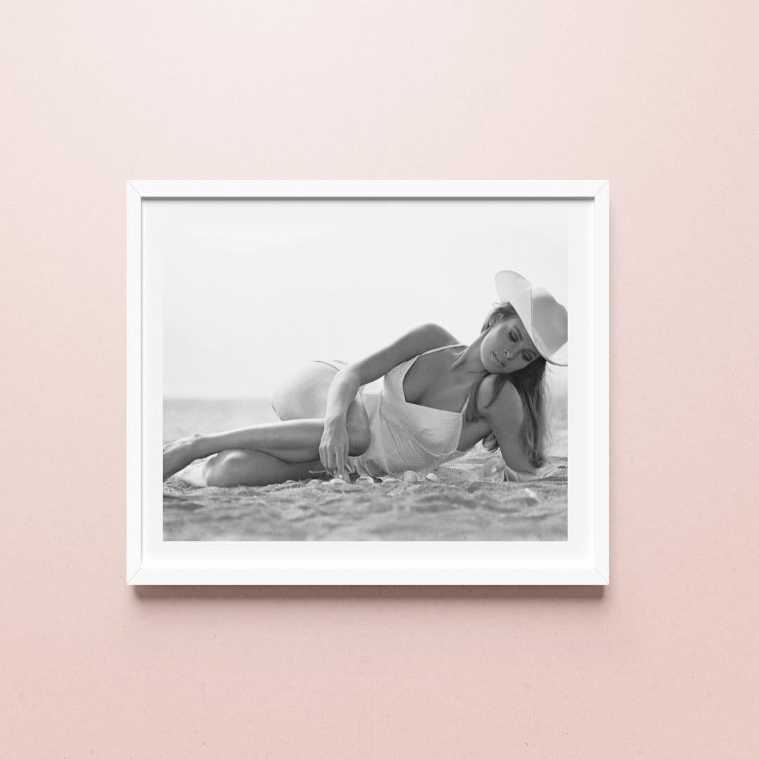 Raquel Welch en la arena - Sesión de fotos perdidas de Terry O'Neill 1