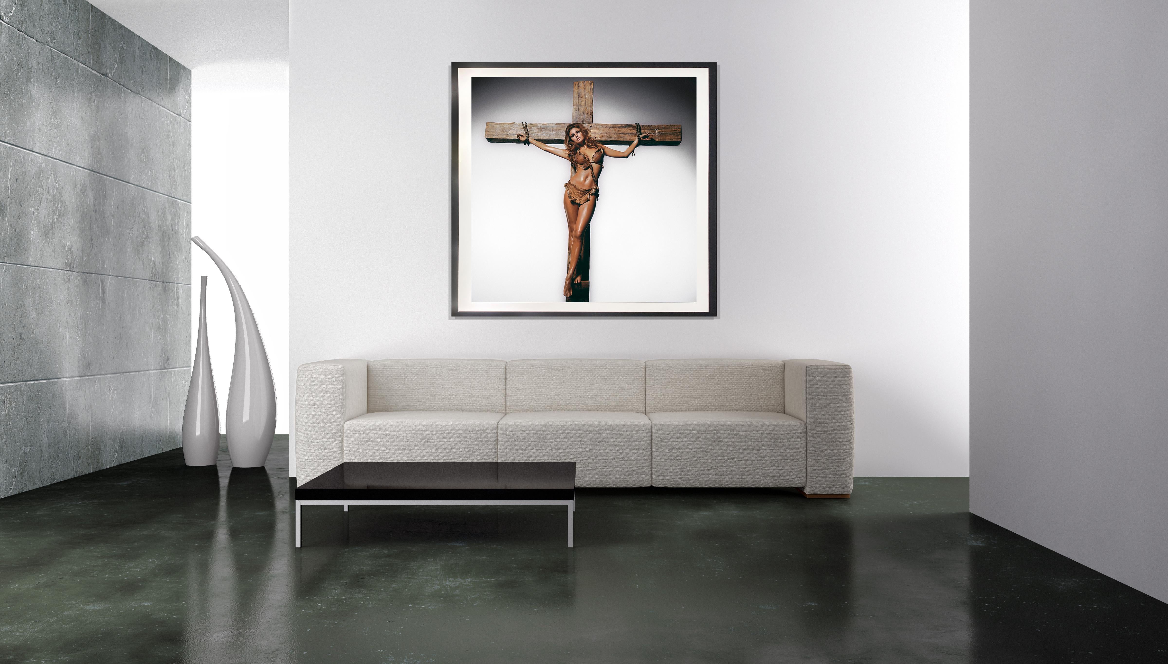 Raquel Welch am Kreuz (Grau), Color Photograph, von Terry O'Neill