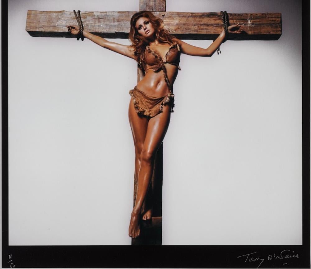 Raquel Welch am Kreuz, Los Angeles, 1966 – Photograph von Terry O'Neill