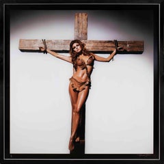 Raquel Welch sulla croce - Terry O'Neill, firmato in vita, 48x48 pollici, a colori
