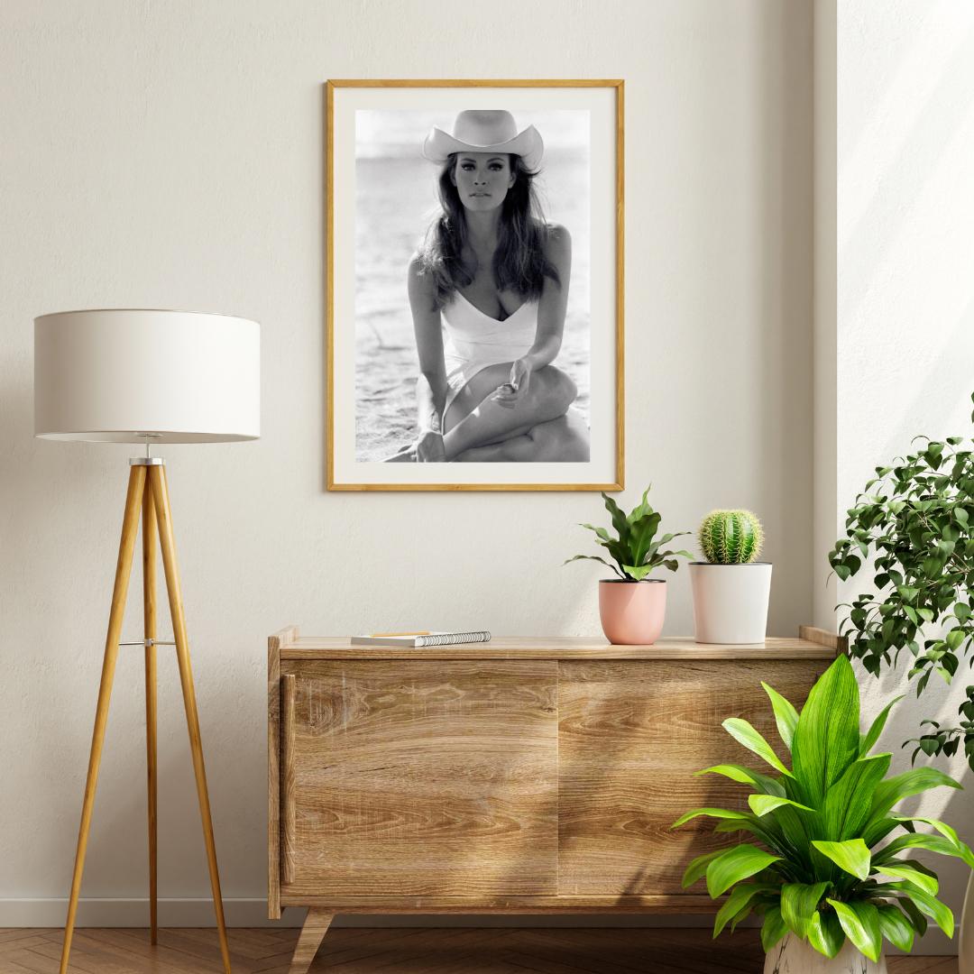 Raquel Welch in riva al mare - Servizio fotografico perso di Terry O'Neill 1
