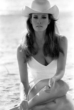 Raquel Welch on the Shore - séance de photos perdue de Terry O'Neill