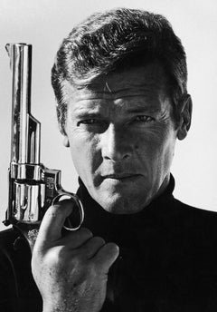 Roger Moore come James Bond (24" x 20" co-firmato)
