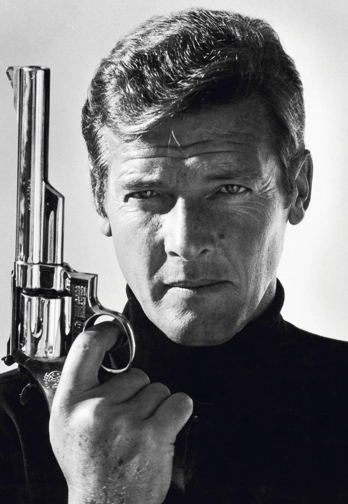 Terry O'Neill Portrait Photograph – Roger Moore als James Bond (Co-signiert)