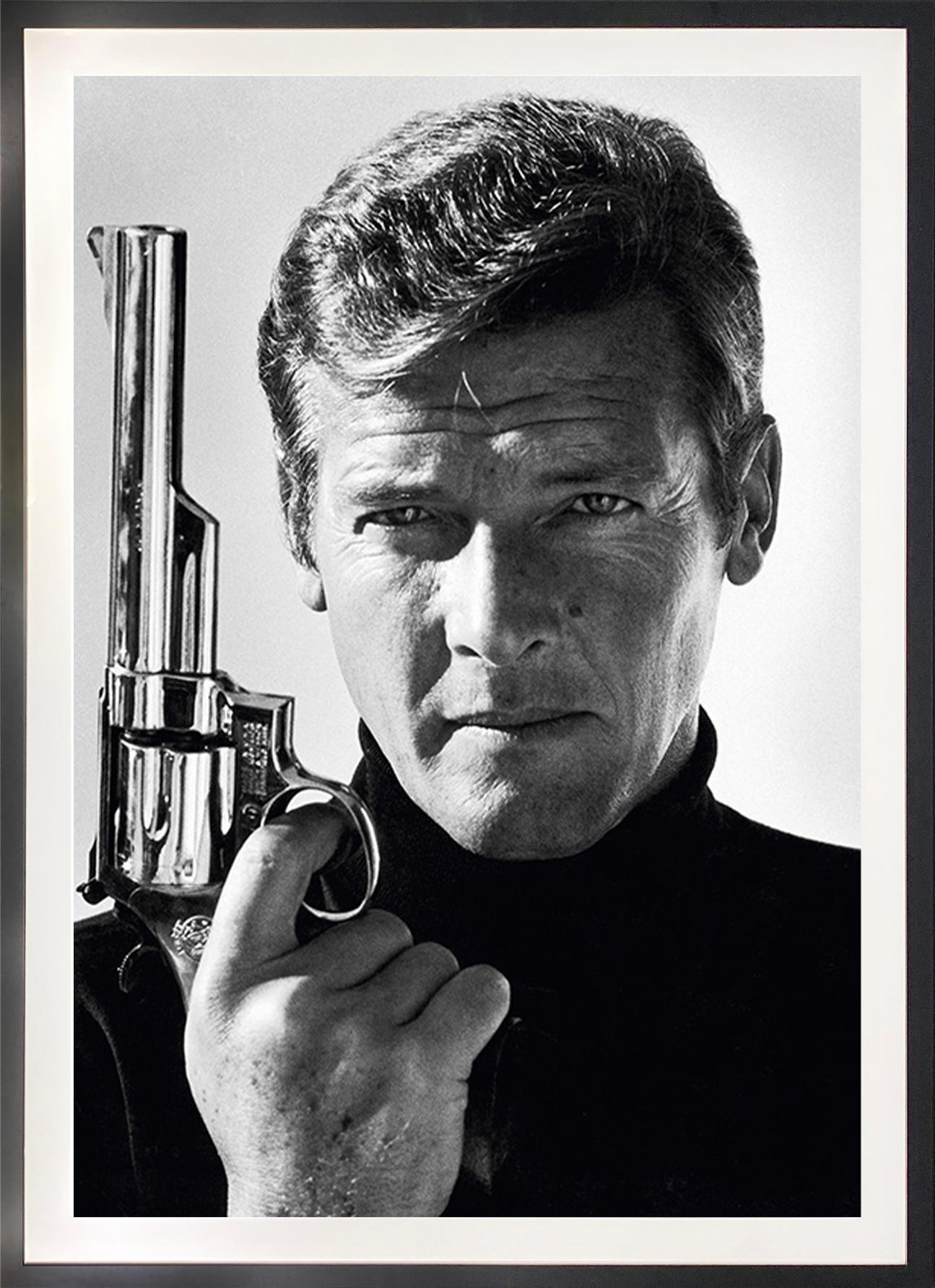 Roger Moore als James Bond – Photograph von Terry O'Neill