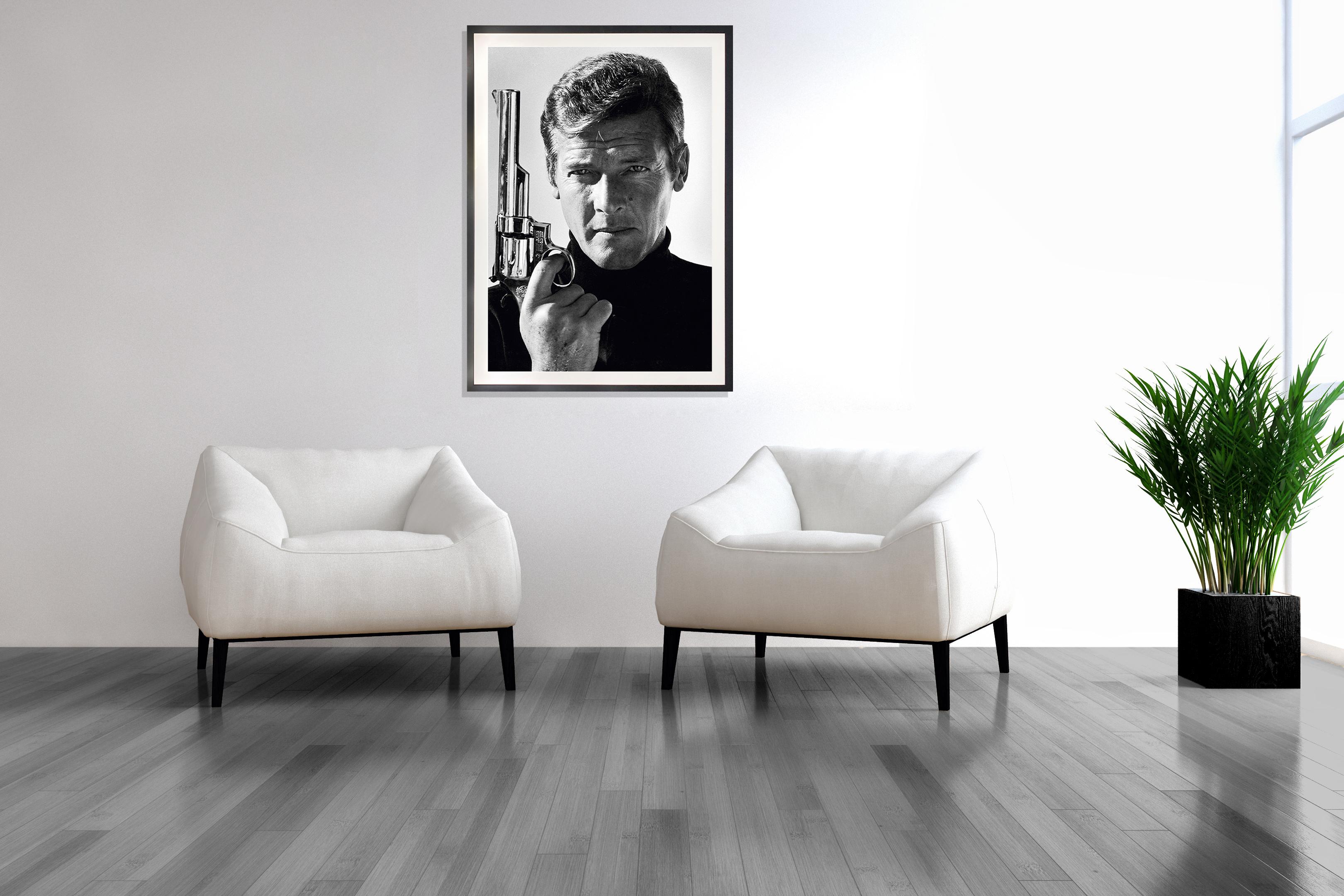 Roger Moore als James Bond (Schwarz), Portrait Photograph, von Terry O'Neill