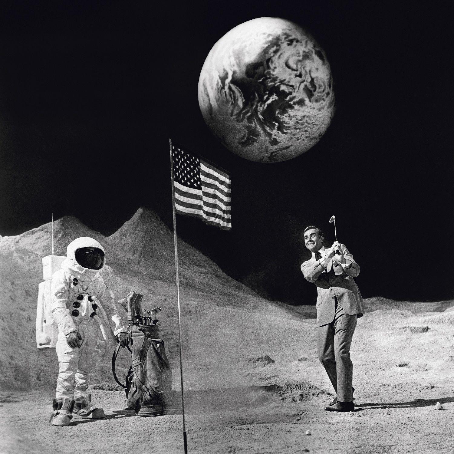 Terry O'Neill Figurative Photograph – Sean Connery auf dem Mond als James Bond (Posthumer Nachlassstempel)