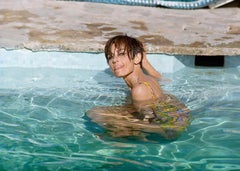 Terry O'Neill - Audrey Hepburn in piscina, Fotografia del 1966, Stampa dopo