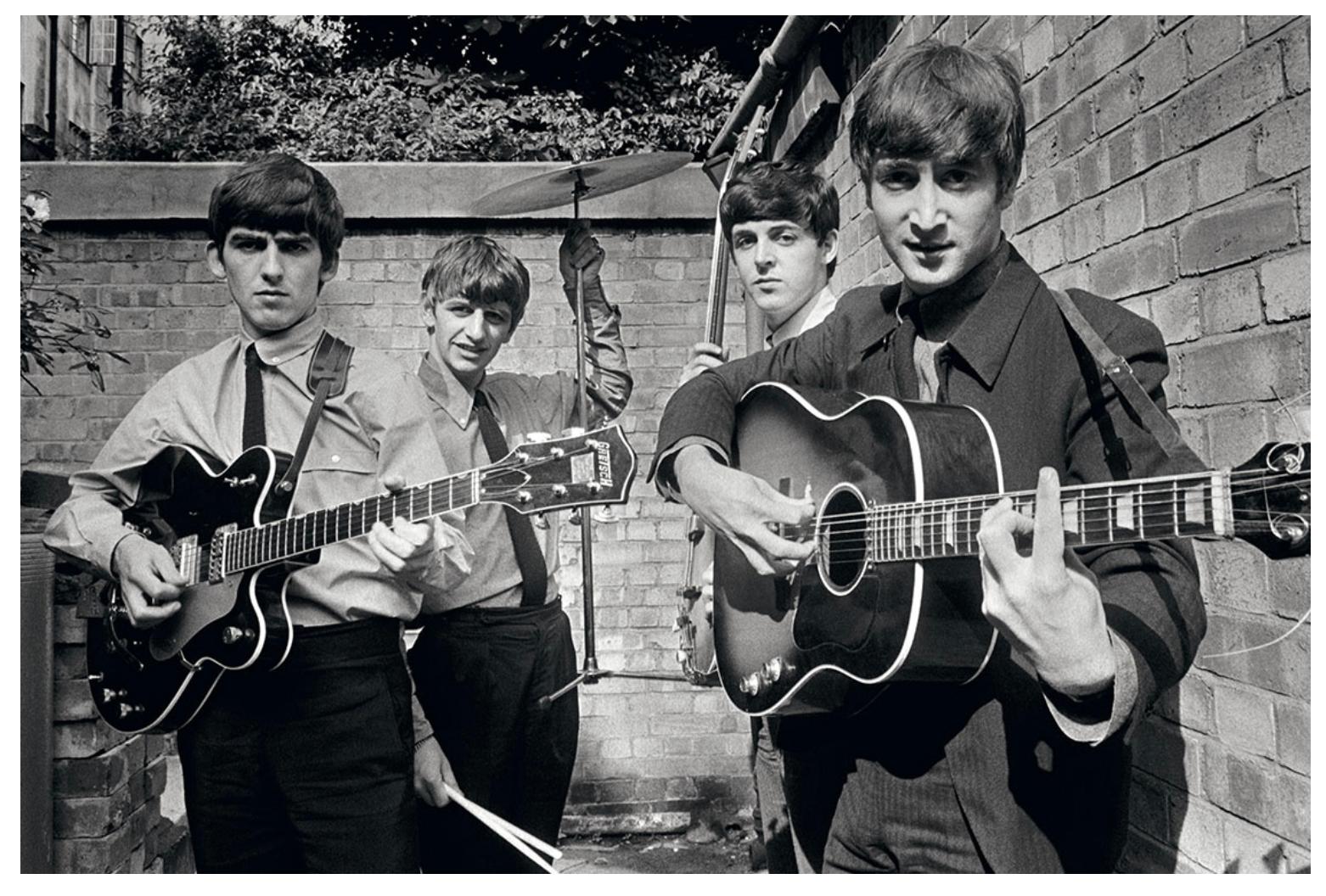 Die Beatles 1963 Abbey Road Studios London England.

Das erste große Gruppenporträt der Beatles wurde von Terry O'Neill während der Aufnahmen zu ihrer ersten Hitsingle und ihrem Album "Please Please Me" im Hinterhof der Abbey Road Studios in London
