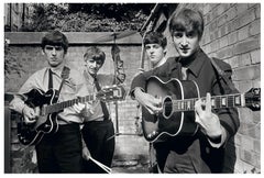 Terry O'Neill - Backyard Beatles - handsignierte, limitierte Oversize-Doppelreihige Auflage
