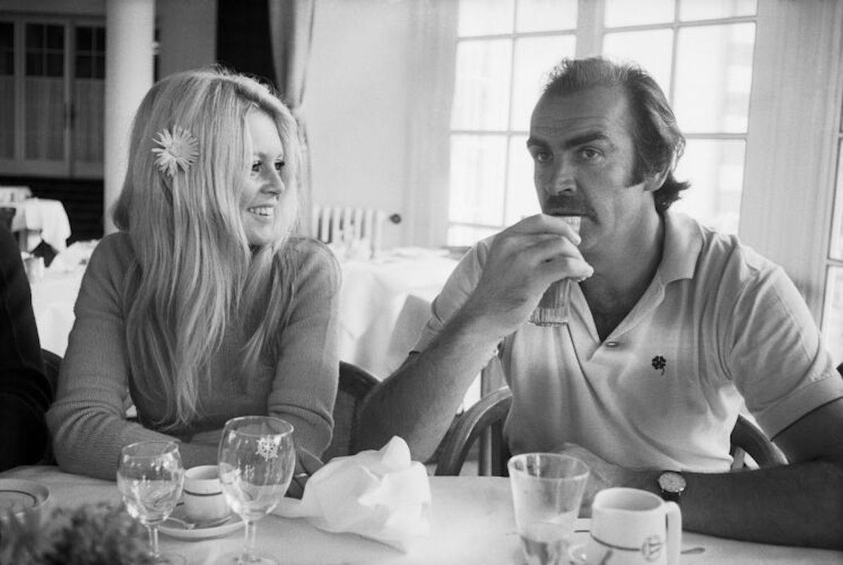 Die Schauspieler Brigitte Bardot und Sean Connery beim Mittagessen während der Dreharbeiten zu 'Shalako', Regie: Edward Dmytryk, 1968

Posthume Ausgabe Gelatinesilberdruck Größen:
16x20"  -  Auflage von 50 + 10 AP
20x24"  -  Auflage von 50 + 10