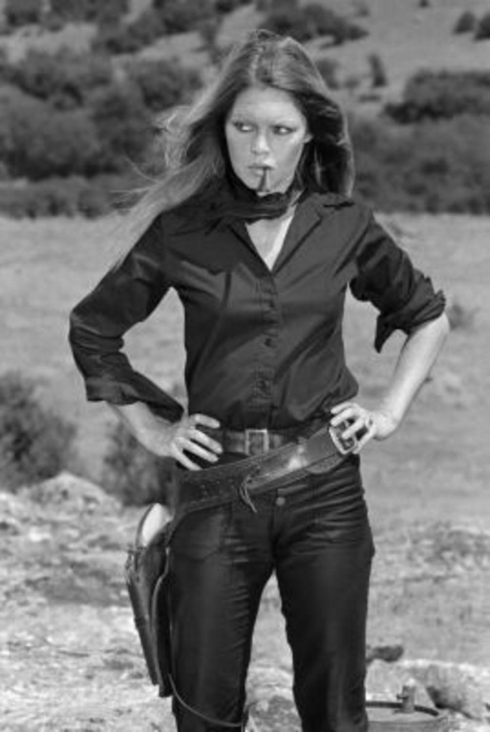 Die französische Schauspielerin Brigitte Bardot am Set von "Les Petroleuses" alias "Die Legende von Frenchie King", Regie: Christian-Jaque in Spanien, 1971.

Posthume Ausgabe Gelatinesilberdruck Größen:
20x16"  -  Auflage von 50 + 10 AP
24x20"  - 