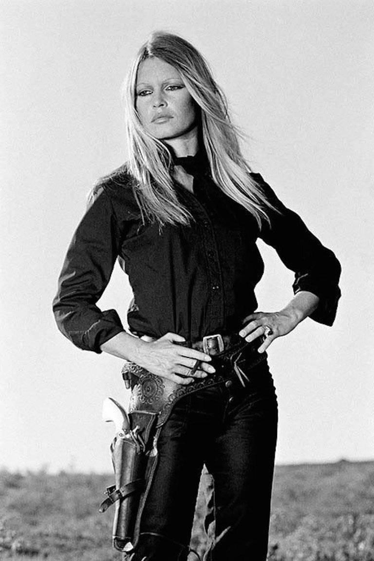 Brigitte Bardot, Hände auf den Hüften
1971
Silber-Gelatine-Druck
34 x 24 Zoll 
Mitsignierte und nummerierte Auflage von 50 Stück

Brigitte Bardot am Set des Films "Les Petroleuses" alias "Die Legende von Frenchie King", unter der Regie von