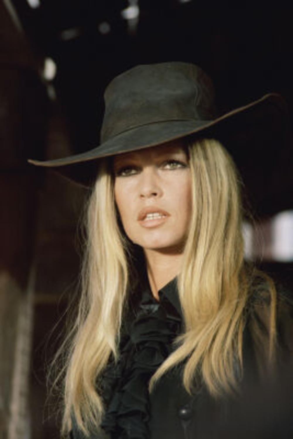 Die französische Schauspielerin Brigitte Bardot am Set von "Les Petroleuses" alias "Die Legende von Frenchie King", Regie: Christian-Jaque in Spanien, 1971.

Posthume Ausgabe Gelatinesilberdruck Größen:
20x16"  -  Auflage von 50 + 10 AP
24x20"  - 