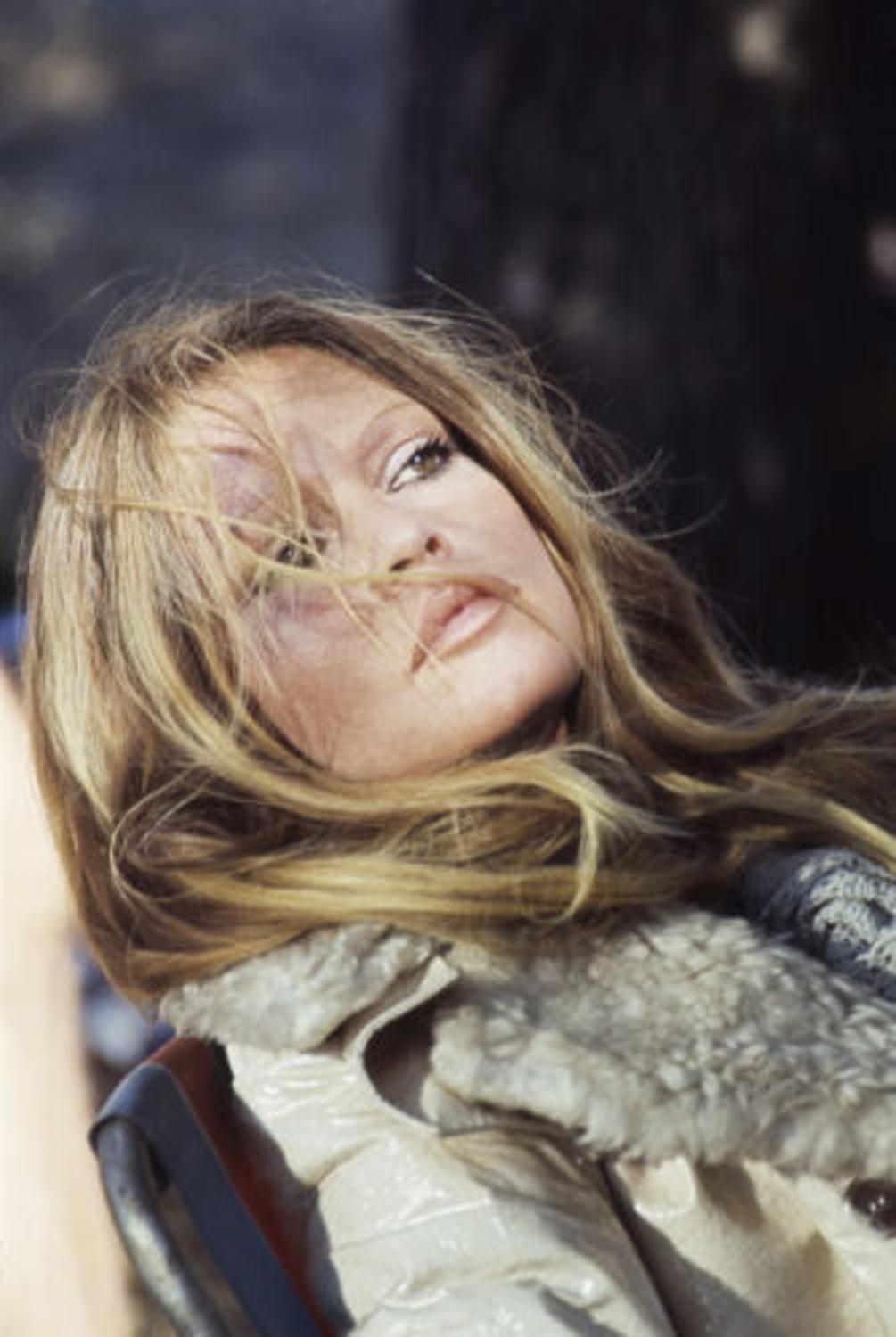 Die französische Schauspielerin Brigitte Bardot am Set von "Les Petroleuses" alias "Die Legende von Frenchie King", Regie: Christian-Jaque in Spanien, 1971.

Posthume Ausgabe Gelatinesilberdruck Größen:
20x16"  -  Auflage von 50 + 10 AP
24x20"  - 