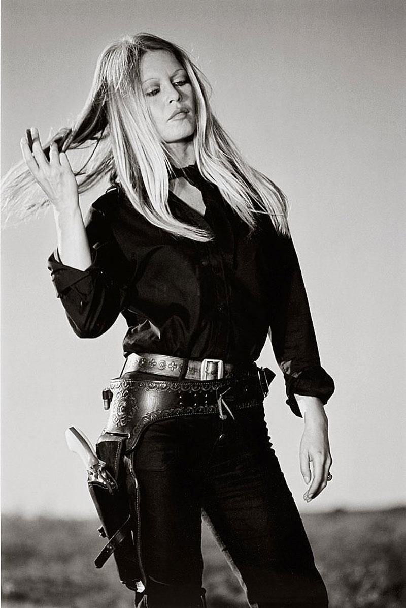 Brigitte Bardot, Les Petroleuses
1971
Silber-Gelatine-Druck
Auflage von 50 Stück 
24 x 20 Zoll 
Signierte und nummerierte Auflage von 50 Stück
selten

Brigitte Bardot am Set des Films "Les Petroleuses" alias "Die Legende von Frenchie King", unter
