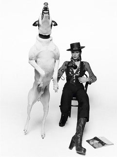 Terry O'Neill - David Bowie with Jumping Dog, photographie de 1974, imprimée d'après
