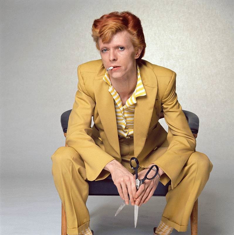 David Bowie, 1974
Tirage chromogène
24 x 20 pouces
Proche de l
épuisement des stocks
Édition de 50 exemplaires signés et numérotés 

Le chanteur, musicien et acteur anglais David Bowie avec des cheveux roux teints et un costume jaune, vers