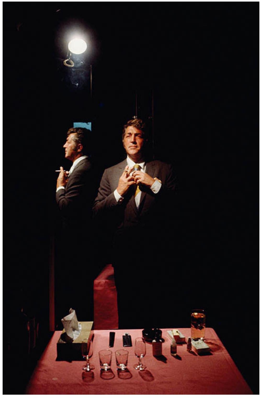 Terry O'Neill Color Photograph – Von Dean Martin hinter der Bühne signierte, limitierte Auflage