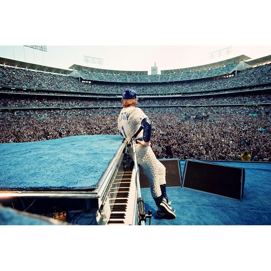 In einer von Bob Mackie gestalteten, mit Pailletten besetzten Uniform der LA Dodgers tritt Elton im Oktober 1975 im Dodger Stadium in Los Angeles auf.

Signierter und nummerierter Lifetime Edition C-Type Print aus dem Nachlass von Terry