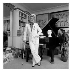 Terry O'Neill - Elton John debout au piano, photographie de 1974