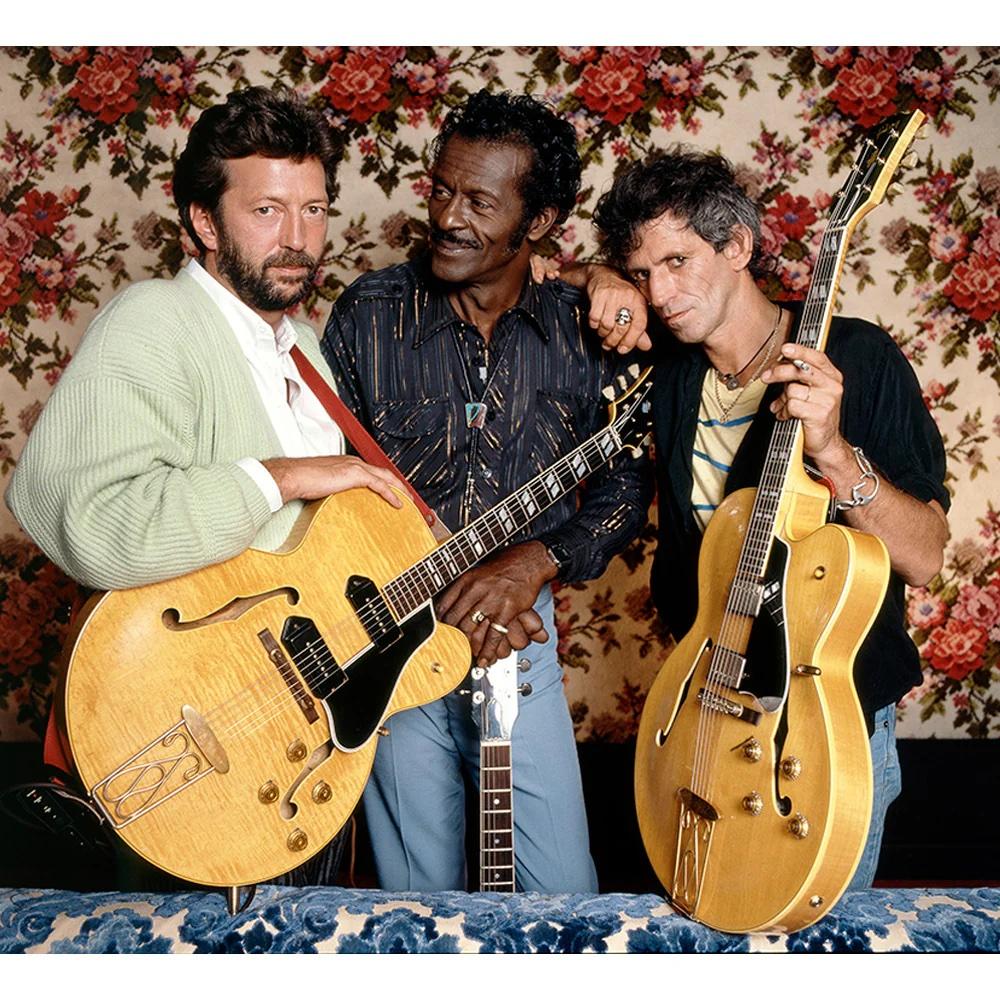 Los guitarristas Eric Clapton, Chuck Berry y Keith Richards fotografiados en la casa de Chuck Berry en Los Ángeles en 1986. El trío se reunió para rodar el documental de Taylor Hackford ¡Salve! ¡Salve! Rock n Roll que narraba dos conciertos para