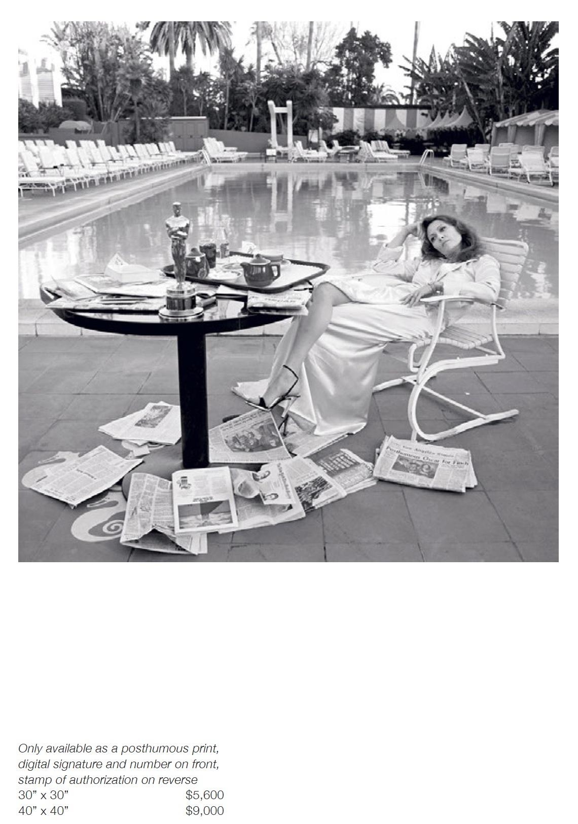 Terry O'Neill „Faye Dunaway im Beverly Hills Hotel“ – Schwarz-Weiß-Ausgabe im Angebot 1