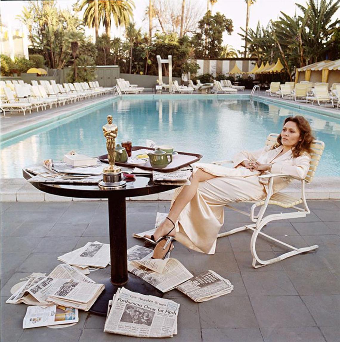 Faye Dunaway al Beverly Hills Hotel, 1977 (stampata successivamente)
Stampa a C
60 x 60 pollici
Edizione stampata di 50 esemplari con certificato di autenticità

L'attrice americana Faye Dunaway fa colazione a bordo piscina con i giornali del giorno