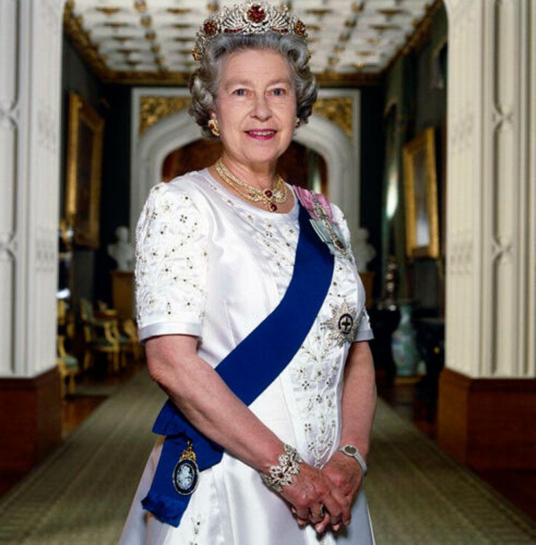 Terry O'Neill: „Her Majestät Königin Elizabeth II.“ im Angebot 1