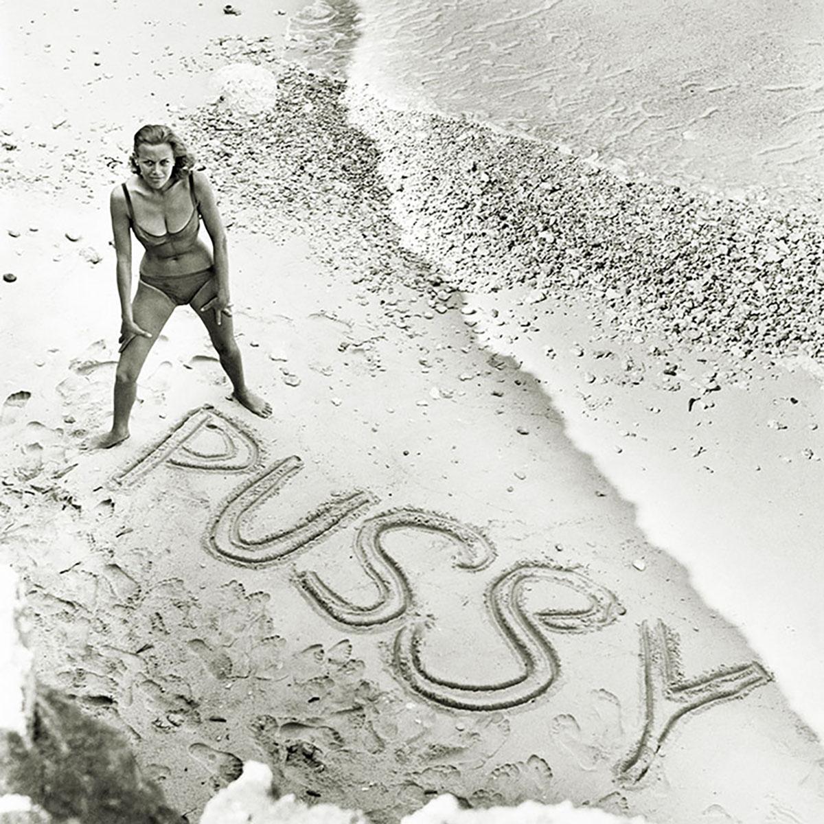 Sur une plage pour des images publicitaires du film de James Bond "Goldfinger" de 1964, dans lequel Blackman incarne Pussy Galore.	

Tirages d'art signés et numérotés à vie de Terry O'Neill provenant de la succession de Terry O'Neill

Édition à vie