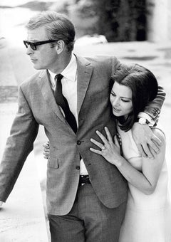 Terry O'Neill - Michael Caines con Giovanna Ralli, 1968, Stampa successiva