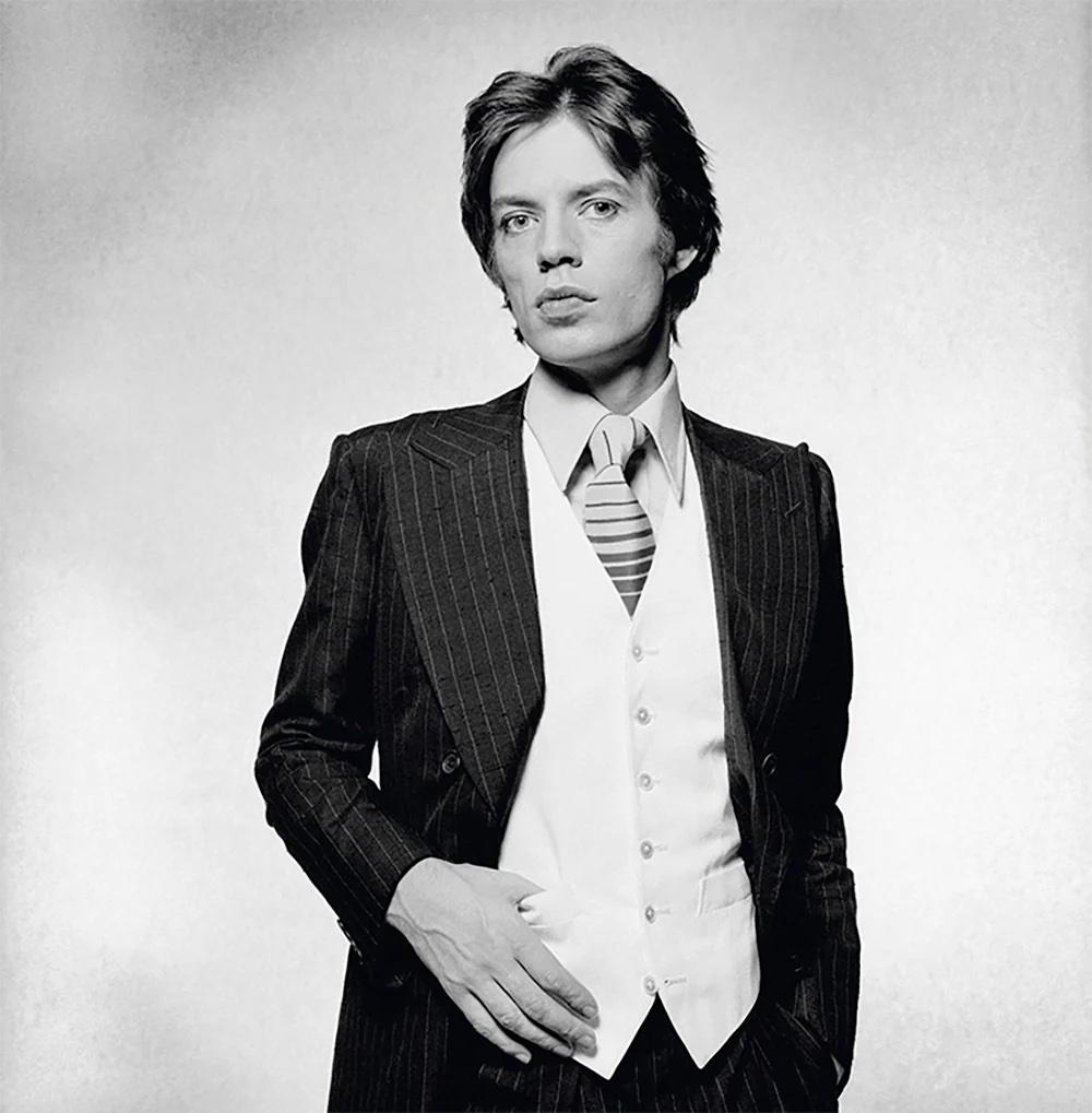 Rolling-Stones-Sänger Mick Jagger im Nadelstreifenanzug, 1976. Der Leadsänger der Rolling Stones wurde sowohl zu einer Musik- als auch zu einer Stilikone, indem er seine Texte und seine Kleidung mit sexueller Potenz versah.

Alle verfügbaren Größen